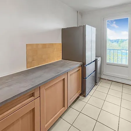 Spacieux, Wi-fi Ultra Rapide Et Parking Prive *